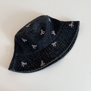 FUTUI ที่บังแดด หมวกคาวบอยชาวประมงผูกโบว์ กิจกรรมกลางแจ้งกลางแจ้ง ปีกกว้างขนาดใหญ่ หมวกคลุมอ่าง แฟชั่นสำหรับผู้หญิง การเดินทางการเดินทาง หมวกทรงถังผ้ายีนส์ Y2K สำหรับผู้หญิง