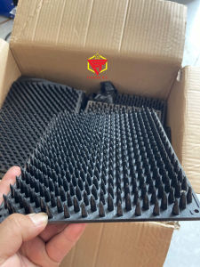 Bàn chông chống tắc kè cú mèo chất liệu nhựa đen cao cấp sắc nhọn.