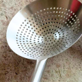 COLANDER THICK WITH HANDLE TAG SIZE 28CM FOOD STRAINER. 