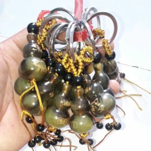 Một chiếc móc khóa hồ lô bằng đá hình 12 con giáp rất đẹp
