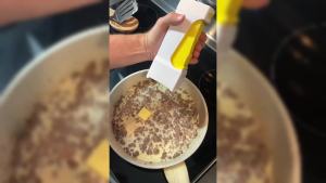 Dao cắt bơ một chạm máy cắt bơ mới 2025 dễ dàng với một cú nhấp chuột dao cắt bơ di động que cắt bơ đơn que phân phối bơ với lưỡi dao bằng thép không gỉ (1 cái)