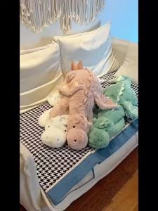 LI Little Flying Dragon Figurine Doll Sleeping Pillow Leg-Supporting Girls Bed Oversized Ragdoll Plush Toy Birthday Gift