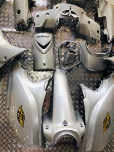 เฟรมดรีมซุปเปอร์คัพ สีเทาบรอนซ์ พร้อมบังลม ซ้าย-ขวามี13ชิ้นเปลือกงานABSแท้เกรดAจากโรงงานประกอบสนิททุกชิ้นพร้อมติดสติ๊กเกอร์ให้พร้อม