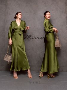 เดรสผ้าเงาซาตินเนื้อดีทรงหรู ผ้าเงาลื่นเล่นแสงทิ้งตัวสวย ช่วยพรางสัดส่วน ใส่แล้วดูแพงมากค่ะ  คอวีลึก แขนยาวทรงค้างคาว เพิ่มความเรียวของแขน  ช่วงเอวดีไซน์ผูกได้หลายแบบ เก็บทรงให้ช่วงเอวให้ดูคอด  กระโปรงทรงหางปลาเฉียงปล่อยบานเล็กน้อย ทำให้รูปร่างดูสูงเพรียว