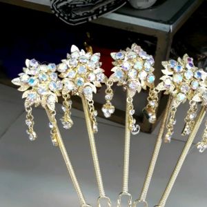 Mentul Elegan Cengkreman Batu Halus: Desain Perhiasan Alami