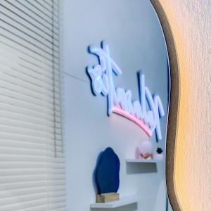 Aesthetic Mirror Bentuk ZICRON / Cermin Dinding Estetik Gantung / Perlengkapan Hiasan Kamar Ruangan / Cermin Irregular Lucu / Cermin kamar mandi / Westafel mirror / Cermin lampu LED Touchscreen / Smart mirror / Kaca meja rias / Kalasatis