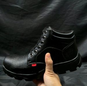 SEPATU SAFETY BOOTS UJUNG BESI SEPATU KITCHEN SAFETY SPBU SAFETY KERJA PT DAN LAPANGAN