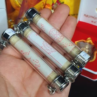 รูปจากผู้ขายบน Lazada: ตะกรุดโทนรุ่นกูให้รวย หลวงพ่อคูณ วัดบ้านไร่ เลี่ยมกรอบเลสอย่างดีปิดหัวปิดท้าย ผู้ใดมีไว้บูชาแคล้วคลาดปลอดภัย ตั้งราคา ฿100