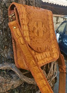 กระเป๋า สะพายหนังจระเข้ มาพร้อมกับสายสะพาย สีแทน สดใส