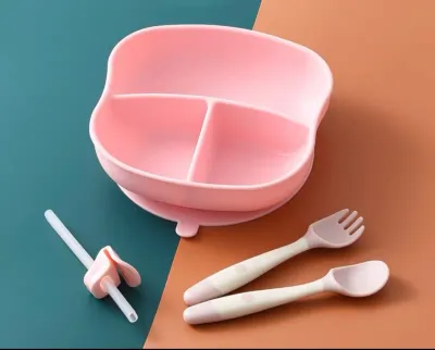 DODOLOVE ชามซิลิโคนดูดโต๊ะ แบ่ง 3 ช่อง พร้อมช้อนซิลิโคนเด็ก ปรับงอได้ 360 องศาและหลอดดูด ชามก้นดูดสูญญากาศ