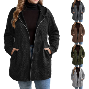 (Một) áo khoác trùm đầu dáng rộng bình thường