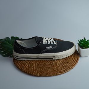 SEPATU SNEAKERS PRIA WANITA HITAM PUTIH COWO KEREN BUAT GAYA SEPATU WANITA TERBARU SEPATU SNEAKER WANITA CANVAS AUTHENTIK OTENTIK SLOP SEPATU SEKOLAH SEPATU KEREN SEPATU KULIAH SEPATU PRIA KEREN LAKI LAKI CEWEK CEWE DEWASA BRAND LOKAL AKNA OTINTEK JAVAS
