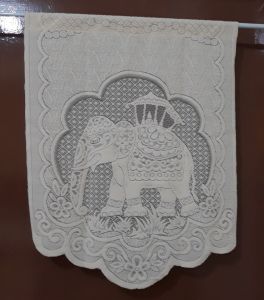 kain tirai pembatas ruang motif gajah thailand