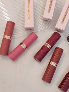 LEAF P0EM 6 Son lì không dễ phai màu không lem chống thấm nước và lâu trôi theo phong cách châu Âu và châu Mỹ.