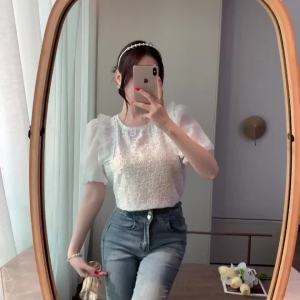 AMMIN เสื้อเบลาส์คอกลมแฟชั่นปักลายไข่มุกฝรั่งเศสสำหรับผู้หญิงเสื้อลูกไม้สั้นแขนพองสุดชิคหวานสไตล์เกาหลีมีระบาย