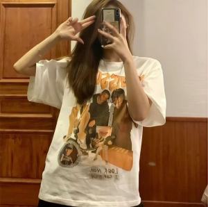 Mai Lang เสื้อยืดคอกลม ผู้หญิง แขนสั้น ลายพิมพ์กราฟฟิกที่น่าดึงดูดแก่ผู้คนที่พบเห็นออกแบบดีไซนืมา 2 สี ดำ / ขาวคลาสสิคที่ผู้ชายใส่ได้ ไซส์ใหญ่พร้อมส่ง