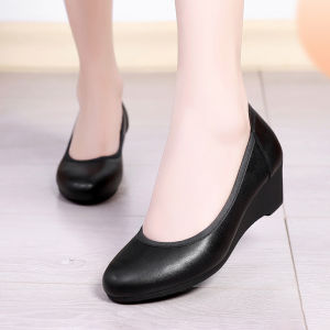 รองเท้าส้นกลางหัวแหลมสีดำคลาสสิก เรียบง่ายและทันสมัย เหมาะสำหรับใส่ไปทำงานและออฟฟิศ เบาและใส่สบาย