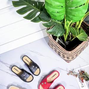 [Free Shipping] Womens summer slippers are elegant and fashionable with a flat soft sole non-slip wear-resistant and stylish suitable for mothers