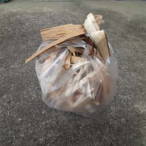 พร้อมส่ง*เศษไม้สัก ไม้จุดไฟ ไม้ก่อไฟ ไม้อ่อยไฟ ไม้เชื้อเพลิง (ขนาด1 กิโลกรัม) เป็นเศษไม้สักแท้ติดไฟง่ายมาก แห้งมาก น้ำหนักเบา**