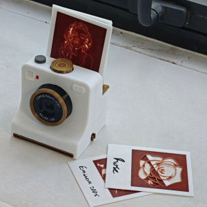 PYA94 Funny 3D Printed Latte Camera Replaceable Cards Vintage Look Coffee Powder Print Camera Creative Gift Food Safe Coffee Pattern Stencil Set Home Coffee Bar