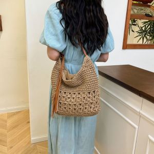 KISSCAT ความผ่อนคลาย กระเป๋าสานจากฟาง โบฮีเมียน ฤดูร้อน กระเป๋าโท้ตมีพู่ ทันสมัย ชายหาด กระเป๋าสะพายไหล่จากฟาง สำหรับผู้หญิง