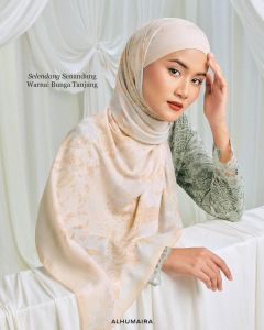 Sempurna Raya Alhumaira Senandung Long Shawl Calissa Velvet Chiffon Soft Lightweight Flowy comes with charm