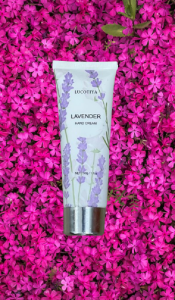 Kem dưỡng da tay LUCOTIYA LAVENDER HAND CREAM làm mềm làm dịu dưỡng ẩm giảm nếp nhăn trẻ hóa da tay 50g của Mỹ