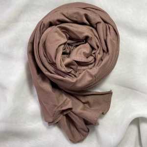 Hijab pashmina kaos jersey ukuran 175 x 65 cm bahan adem dan mudah dibentuk