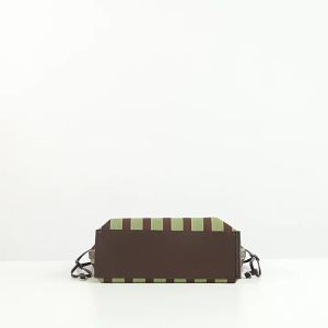 กระเป๋าผ้าใบแฟชั่นเฉพาะกลุ่มคนดังในอินเทอร์เน็ตสำหรับผู้หญิง 2024 กระเป๋าใต้แขนขนาดใหญ่ใหม่ กระเป๋าสะพายที่มีความจุมากและหลากหลาย