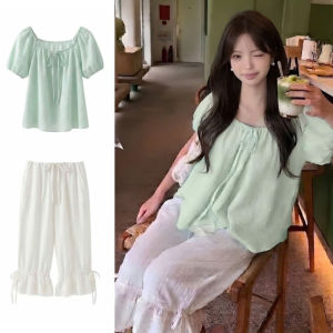 Set tiểu thư gồm áo form babydoll cổ vuông tay bồng thắt dây nơ phối quần Capri lửng ren bèo đính nơ