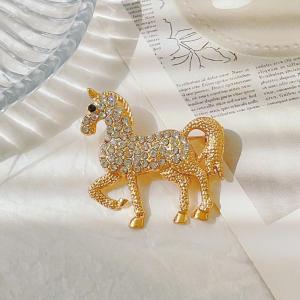 LEI เข็มกลัดรูปม้าวิ่งประดับพลอยเทียมอันประณีตสำหรับผู้หญิงผู้ชายเข็มกลัดรูปสัตว์เคลือบ4สีเป็นของขวัญเครื่องประดับปีของงานเลี้ยงม้า
