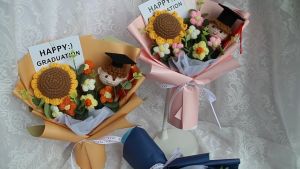 Crochet Graduation Flower Bouquet Cute Graduate Doll Doctor Bear Handmade Knit Sunflower Graduation Gift for Boys Girls