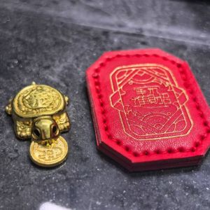 Gold Beetle Pendant Jewelry Ornament / Dajia Zhenlan Temple Money Biting Beetle / Office Desk Ornament Traditional Craft Cultural Venues