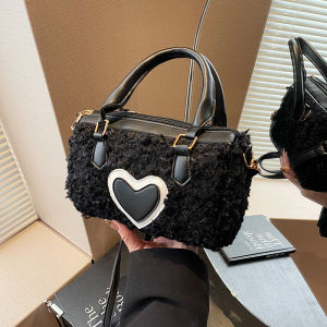 EchoBliss  Love Plush กระเป๋าบอสตันใหม่ฤดูใบไม้ร่วงและฤดูหนาวกระเป๋าสะพายข้างแบบพกพาดีไซน์ซิปกระเป๋าด้านในใช้งานได้จริงและทันสมัย