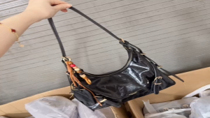 Túi xách Chio da phối ngăn hộp 2 bên charm hạt size 28.5cm*22cm*12cm