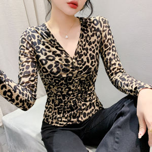 Yimei Áo thun nữ in da báo cổ chữ V xếp li ngoại cỡ châu Âu cho mùa thu 2024 áo Áo Thun Cơ Bản lưới dài tay Quảng Châu mới áo co giãn cinching eo thời trang