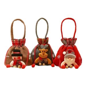 คุณปักหมุดถุงของขวัญคริสมาสต์ในบ้านกับใบหน้าของซานต้ามนุษย์หิมะกวางเรนเดียร์และหมีขั้วโลก-ถุงแบบมีหูรูดเทศกาลสำหรับขนมและของขวัญสำหรับเด็ก