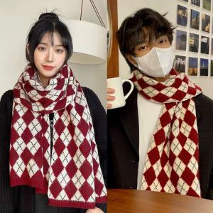 yocky ผ้าพันคอผู้หญิง ผ้าพันคอกันหนาว หนาขึ้น ผ้าพันคอตรวจสอบเพชร ลายสก็อต สไตล์เกาหลีแบบ ผ้าพันคอลายตารางหมากรุก Y2K สง่างามเรียบหรู กันลม ผ้าคลุมไหล่แคชเมียร์ฤดูหนาว ผู้หญิง/ผู้ชาย