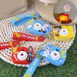 BEAUTYLADIES ภาพยนตร์อนิเมะ Nezha 2 พวงกุญแจกล้อง Nezha Aobing Taiyi กล้องฉายภาพ เครื่องประดับพวงกุญแจ เครื่องรางกระเป๋าน่ารัก จี้ห้อยคอ พวงกุญแจของเล่นโปรเจคเตอร์ สำหรับผู้หญิง