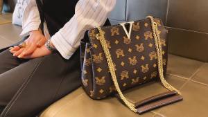 ㊖2023 รุ่นใหม่ V กระเป๋าสะพายผู้หญิงสไตล์ยุโรปและอเมริกา PVC กระเป๋าถือวินเทจขายส่ง MK กระเป๋าใส่ตัวอักษรกระเป๋าโท้ท