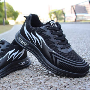 Pretty girls shoes 【จัดส่งจากกรุงเทพ! 】รองเท้าผ้าใบตาข่ายสีดำผู้ชาย รองเท้าวิ่ง รองเท้าลำลอง รองเท้าทำงาน ตกแต่งด้วยลวดลายเปลวไฟสีแดงและสีขาว ทันสมัยและอเนกประสงค์ กันลื่นและทนต่อการสึกหรอ