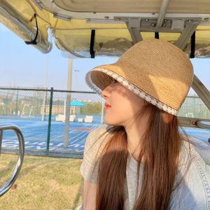 AZDH ผ้าทอทอ หมวกฟางลูกไม้ ป้องกันรังสียูวี เดซี่ หมวกกันแดดกันลม แฟชั่นสำหรับผู้หญิง ดอกไม้ประดับดอกไม้ หมวกบังแดดกลางแจ้ง ผู้หญิง/ผู้หญิง
