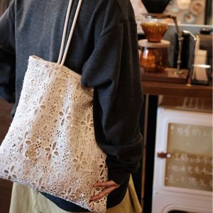 LANGJ ดอกไม้ กระเป๋าสะพายไหล่ปักลูกไม้ ปักลาย แบบเจาะรู กระเป๋าโท้ตประดับเลื่อม สง่างาม น้ำหนักเบา กระเป๋าถือผู้หญิงแบบถัก ชายหาด