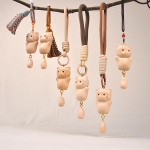 OKKFINE ทำด้วยมือ ที่ห้อยกุญแจแมวไม้ รายละเอียดพู่ ราบรื่น จี้ห้อยกระเป๋า น่ารัก แกะสลักด้วยมือ จี้แมวจับเงิน ตกแต่งกระเป๋าเป้