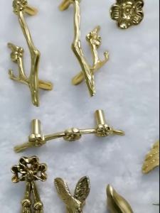 Tay nắm cửa tủ quần áo bằng đồng nguyên chất phong cách mới Bắc Âu sang trọng nhẹ nhàng tay nắm bướm ngăn kéo Mỹ lỗ đơn tay nắm cửa tủ Pháp bằng đồng thau đầy đủ