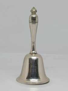 กระดิ่ง สายมู บูชาเทพ กระดิ่ง ทองเหลือง กระดิ่งด้ามจับ กระดิ่งพิธี  หล่อ หนา เรียบ เสียงใสแบบด้ามจับสีเงินปากกว้าง2.3นิ้ว HB-002