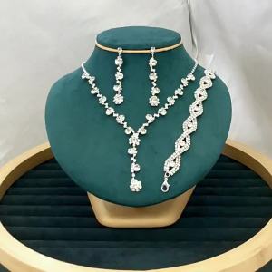 Bộ trang sức ba món sang trọng dành cho các cô dâu: một chiếc vòng cổ một đôi bông tai và một chiếc vòng tay. Những món trang sức thời trang này sẽ làm tăng thêm vẻ đẹp cho bất kỳ bộ trang phục nào.