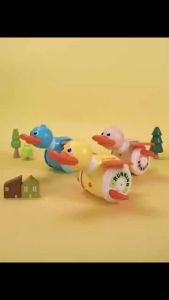 Đồ chơi chó hình vịt bò đồ chơi chó hình vịt nhảy múa tương tác có nhạc và đèn đồ chơi vịt tự động bò xoay 360 độ dành cho chó con/chó nhỏ/chó trung bình (Màu vàng)