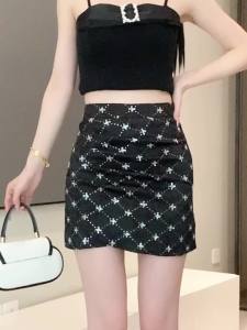 Ammin Váy sequin gấp thời trang không đều Vải dệt hoa Trung Quốc mới váy hông chống trượt cạp cao một chữ Mùa Xuân/Mùa Hè 2024 cho nữ