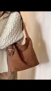 กระเป๋าโท้ตลาเต้พร้อมที่อุ่นมือสำหรับผู้หญิง 2025 กระเป๋าสะพายข้างขนาดใหญ่สไตล์ใหม่ ให้ความรู้สึกหลวม กระเป๋าผู้หญิงผ้ากำมะหยี่สำหรับฤดูใบไม้ร่วงและฤดูหนาว